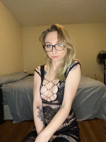 petitehousewife1_free OnlyFans picture