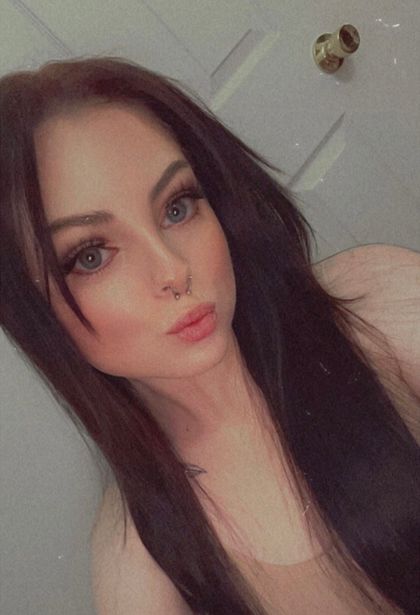 petitealayna OnlyFans picture