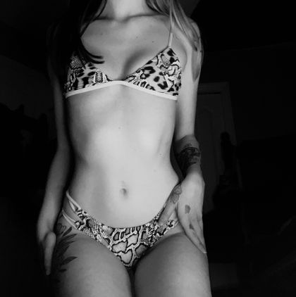 selenakiwi OnlyFans picture