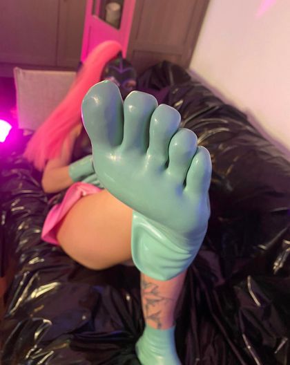 rubber.girl OnlyFans picture